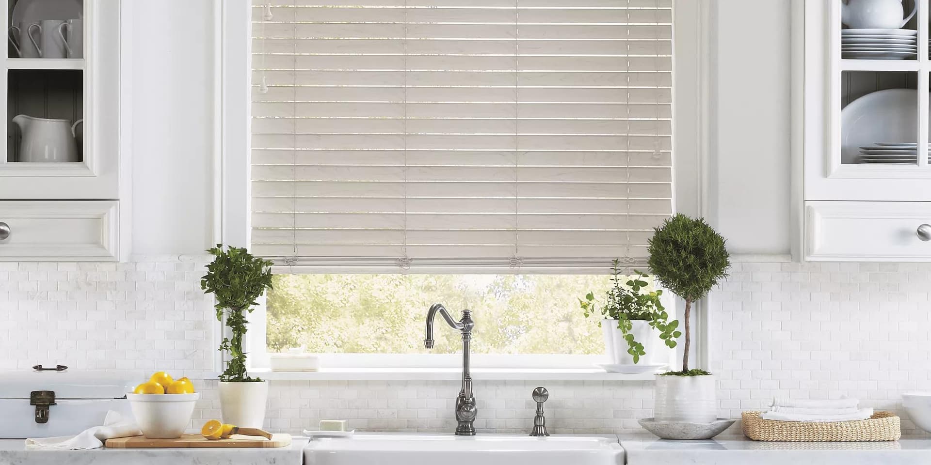 Parures de fenêtre pour maison de ferme